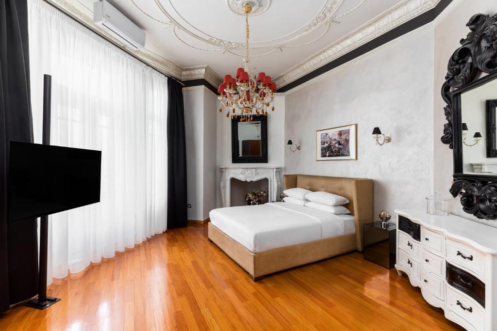 - une chambre avec un lit et une télévision à écran plat dans l'établissement #Figaro apt by halu!, à Thessalonique