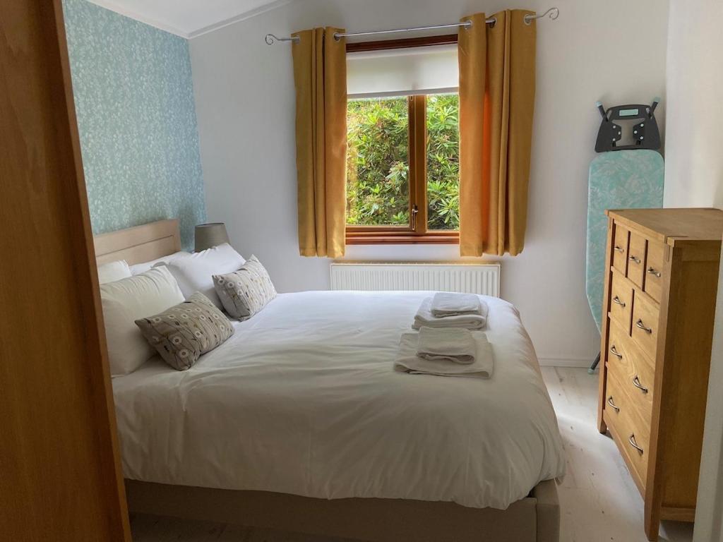 Postel nebo postele na pokoji v ubytování Walled Garden Lodges Loch Lomond