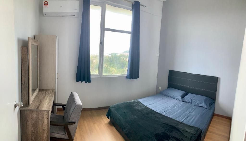 Schlafzimmer mit einem Bett und einem Fenster in der Unterkunft DENDEN HOMESTAY - SANDAKAN in Sandakan