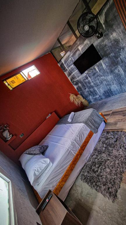 Una cama o camas en una habitación de Urban Hostal San Gil- Piscina Restaurante Bar