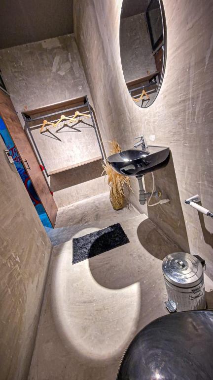 Un baño de Urban Hostal San Gil- Piscina Restaurante Bar