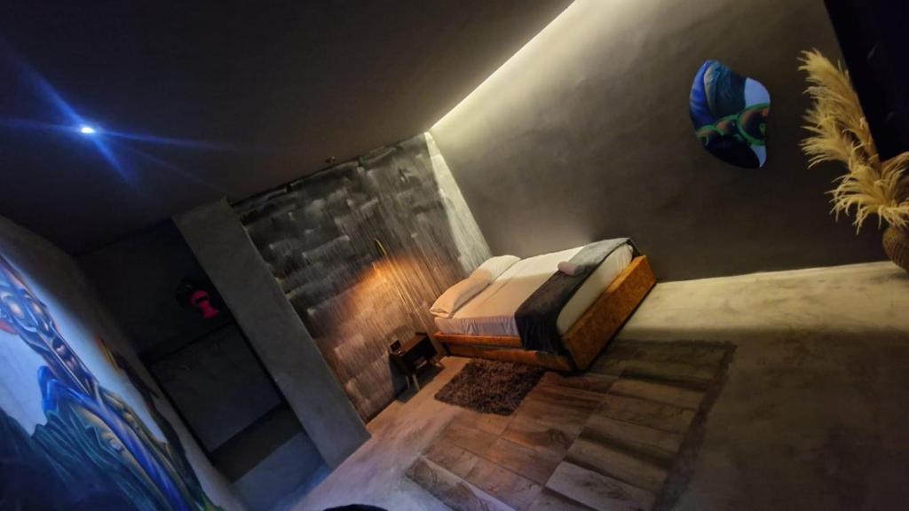 Un lugar para sentarse en Urban Hostal San Gil- Piscina Restaurante Bar