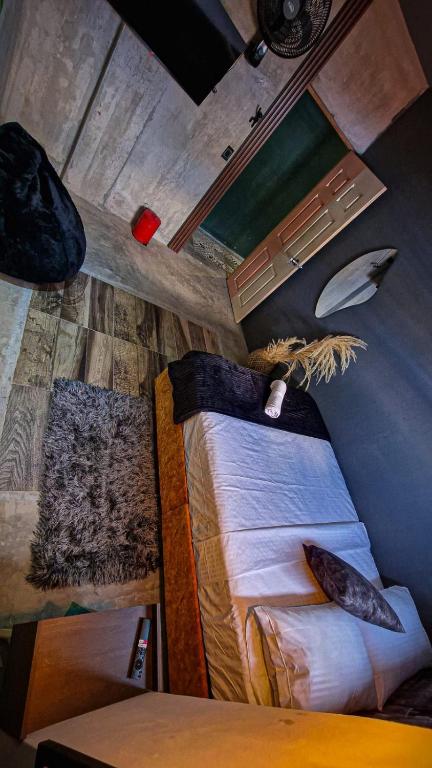 Una cama o camas en una habitación de Urban Hostal San Gil- Piscina Restaurante Bar