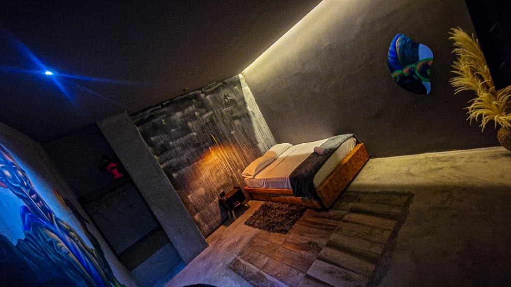 Un lugar para sentarse en Urban Hostal San Gil- Piscina Restaurante Bar
