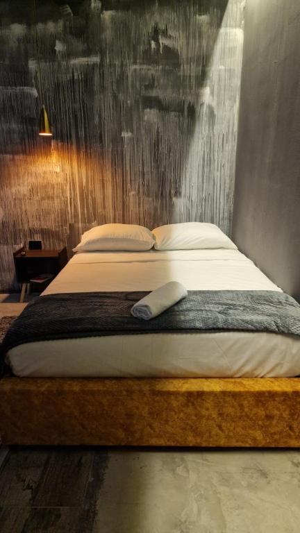 Una cama o camas en una habitación de Urban Hostal San Gil- Piscina Restaurante Bar