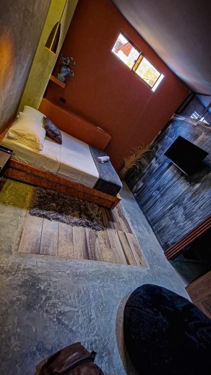 Una cama o camas en una habitación de Urban Hostal San Gil- Piscina Restaurante Bar