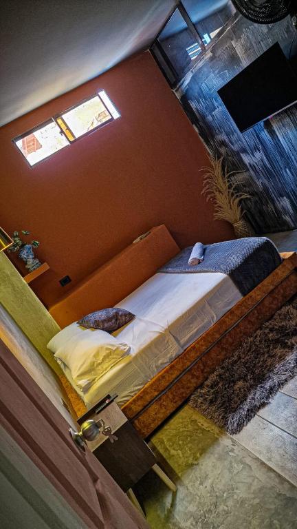 Una cama o camas en una habitación de Urban Hostal San Gil- Piscina Restaurante Bar