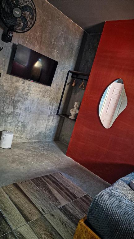 Un lugar para sentarse en Urban Hostal San Gil- Piscina Restaurante Bar