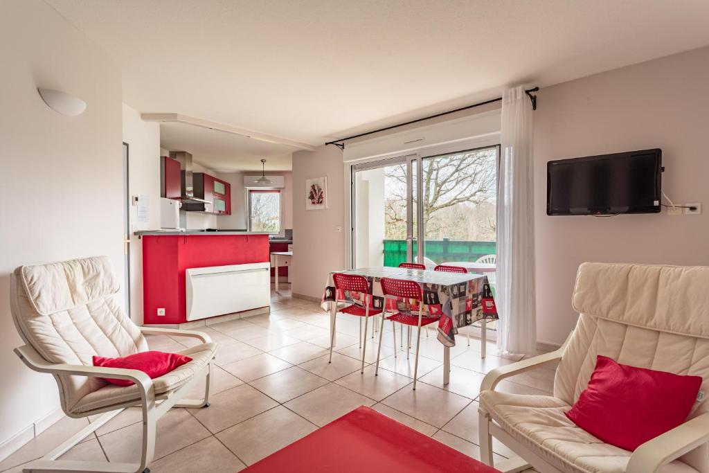 une cuisine et un salon avec une table et des chaises dans l'établissement HARISTEGUY-Bien moderne avec confort 700m des commerces, à Saint-Jean-de-Luz
