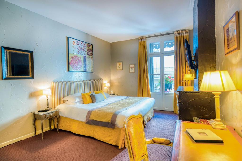 Hotel d'Aragon - Place de la Comédie - 12