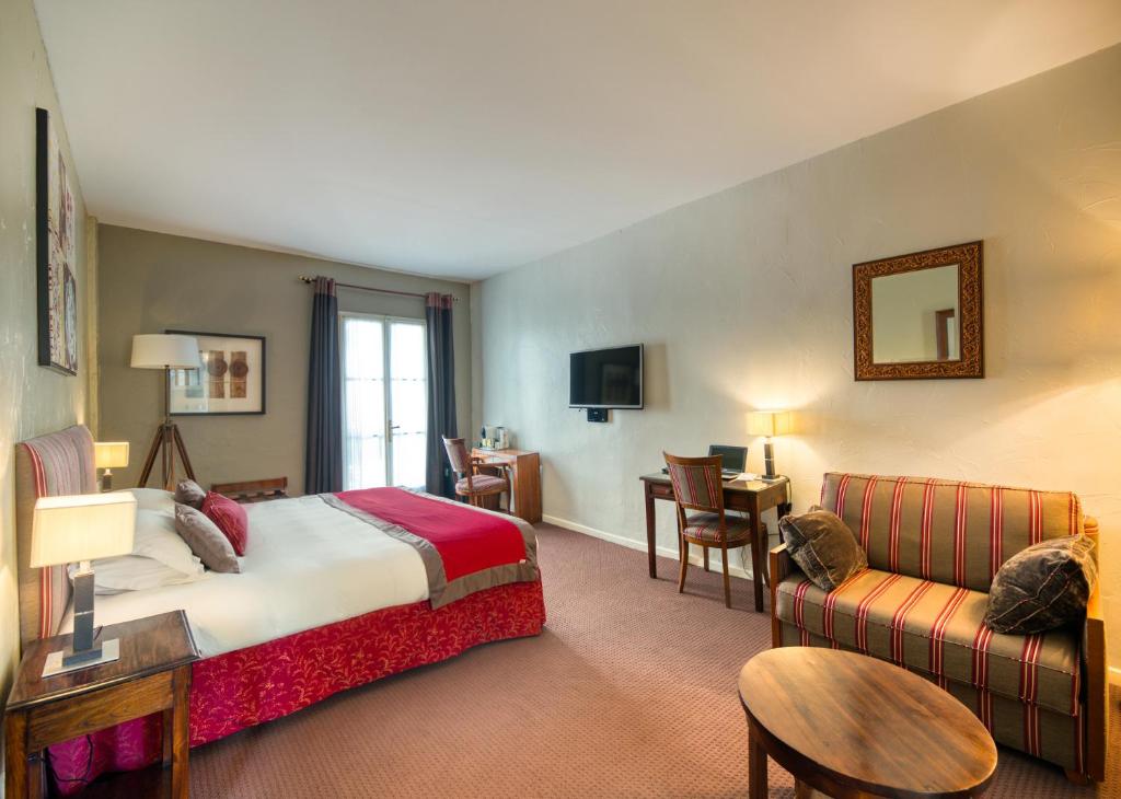 Hotel d'Aragon - Place de la Comédie - 16