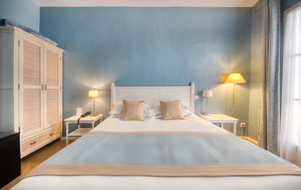 Hotel d'Aragon - Place de la Comédie - 8