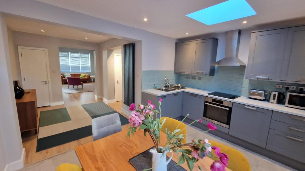 Cuisine ou kitchenette dans l'établissement Huge 3 bedroom house in London E17