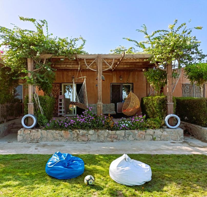 une maison avec des sacs bleus sur l'herbe dans l'établissement Stella Di Mare - Amazing Two Bedrooms Sea View Chalet - Families only, à Ain Sokhna