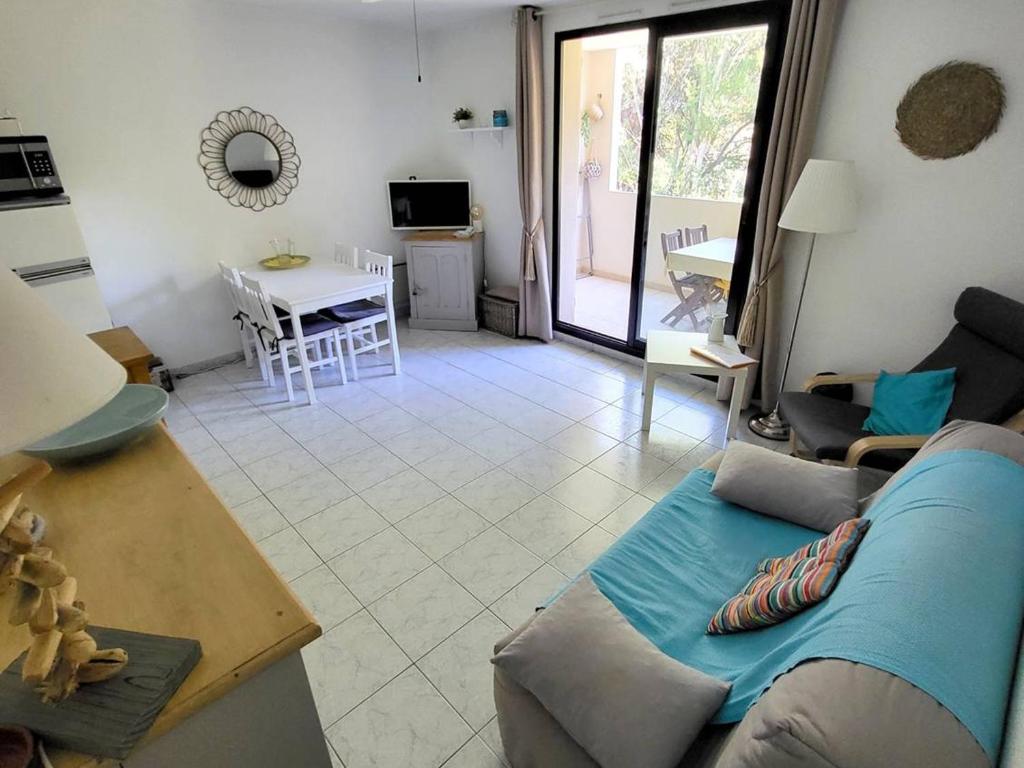 un salon avec un canapé et une table dans l'établissement T2 avec Parking, Piscine, Tennis - 400m Plages et Commerces - FR-1-316-157, à Six-Fours-les-Plages