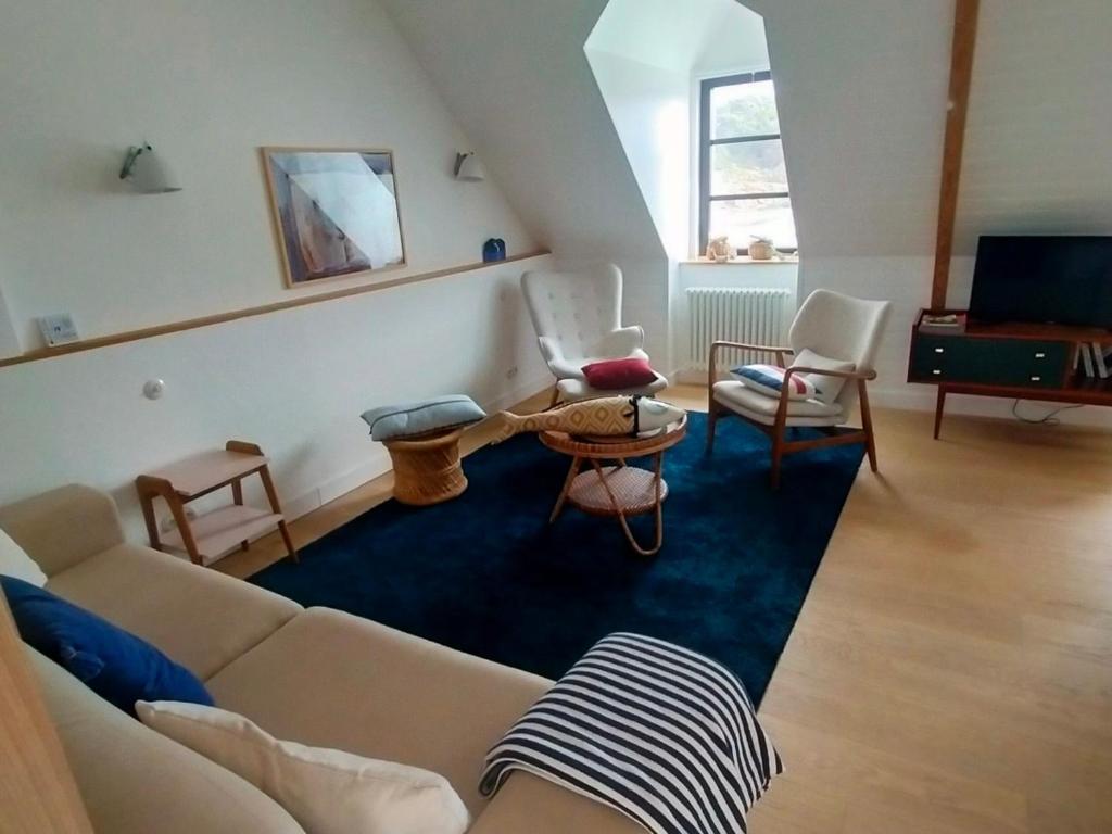 sala de estar con sofá y sillas en Studio Sauzon, 1 pièce, 2 personnes - FR-1-418-185, en Sauzon