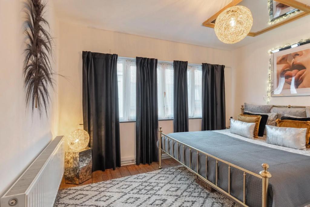 Kama o mga kama sa kuwarto sa DS39 - A Sexy & Stylish 2 bedroom Apartment with Private Terrace in the centre of Hasselt