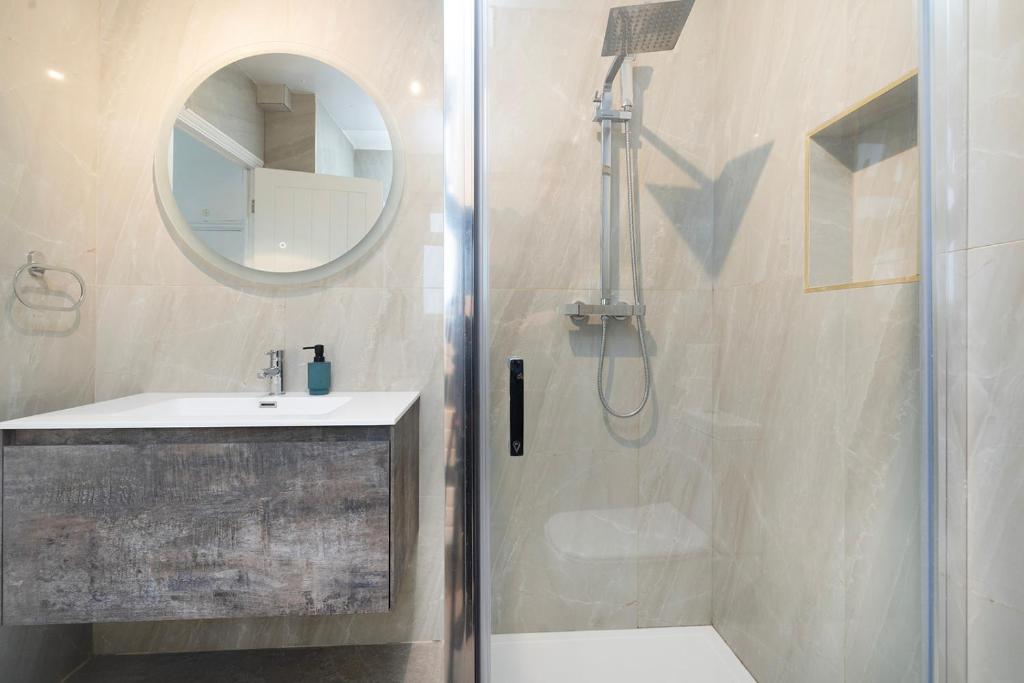 Kép Modern Two Bedroom Apartment with Super fast wifi szállásáról Yiewsleyben a galériában