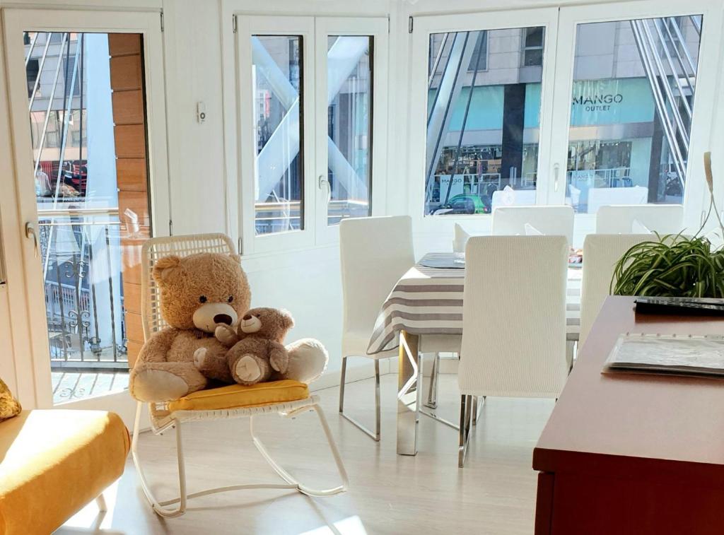 ein Teddybär auf einem Stuhl in einem Zimmer in der Unterkunft Centrico Loft en Andorra la Vella con 2 Parkings in Andorra la Vella