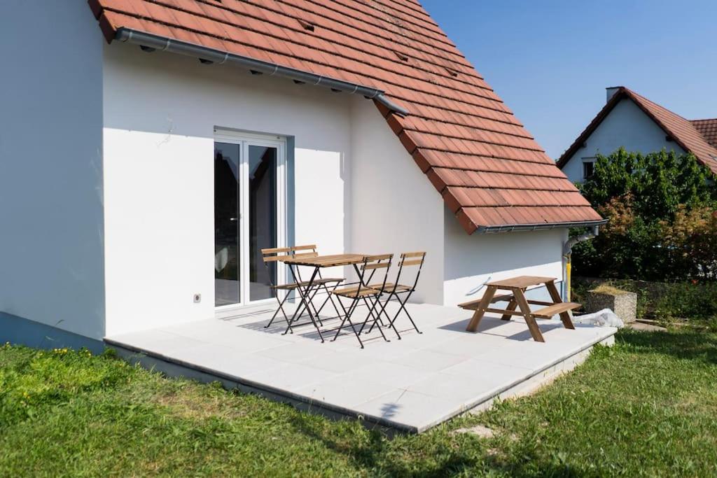 - une table et des chaises sur la terrasse couverte d'une maison dans l'établissement Maison à la campagne 6 personnes, à Zutzendorf