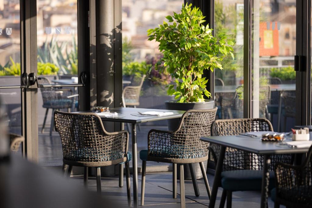 A restaurant or other place to eat at Palace Catania | UNA Esperienze