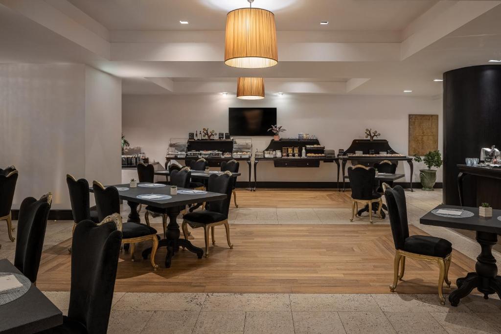 A restaurant or other place to eat at Palace Catania | UNA Esperienze