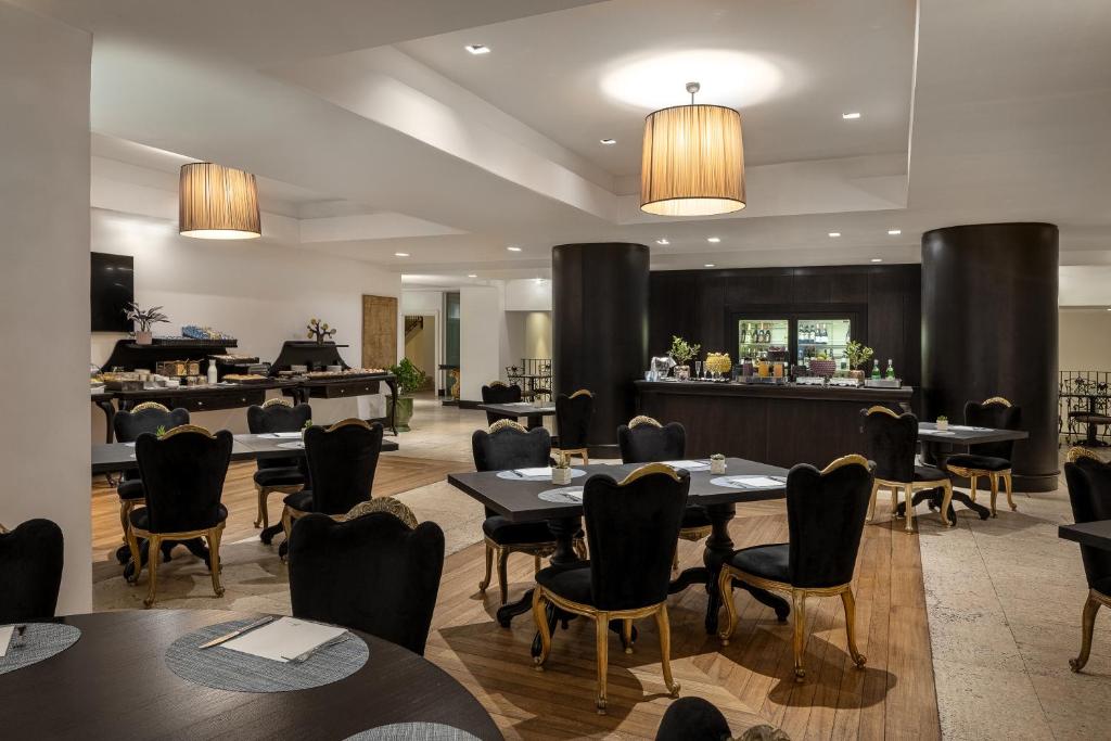 A restaurant or other place to eat at Palace Catania | UNA Esperienze
