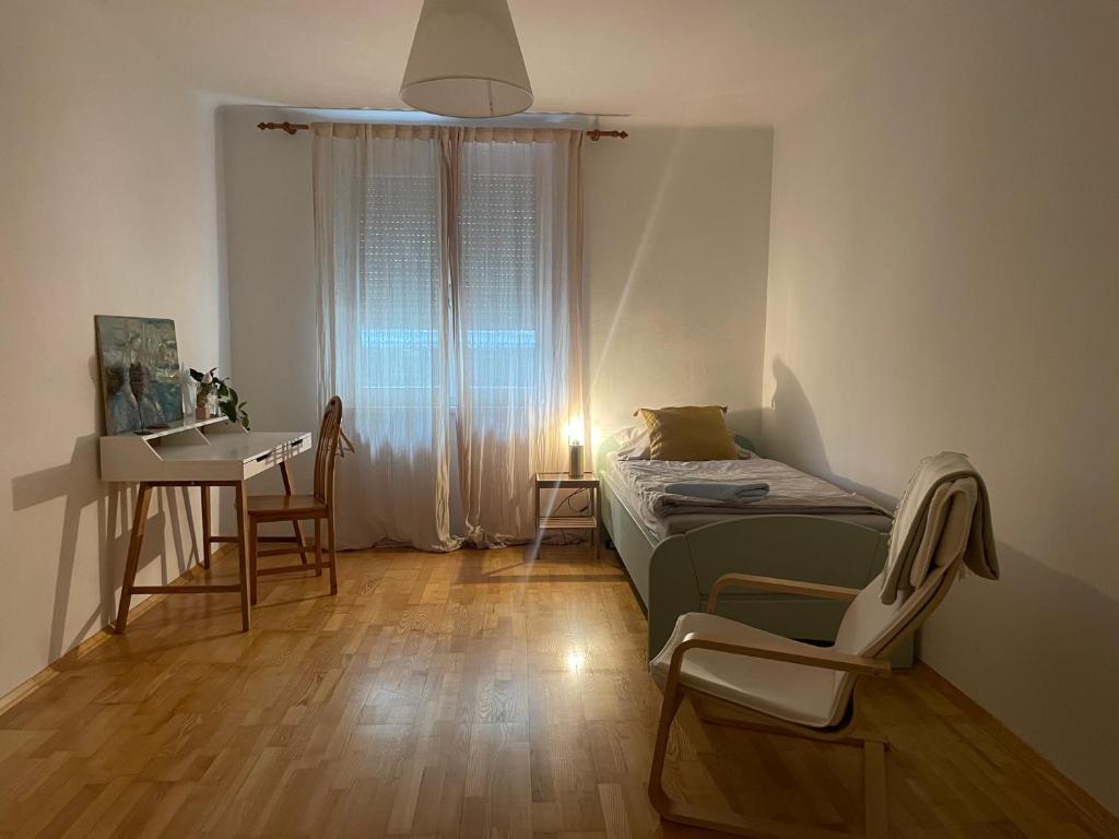 sypialnia z łóżkiem, stołem i biurkiem w obiekcie Minimal w Grazu