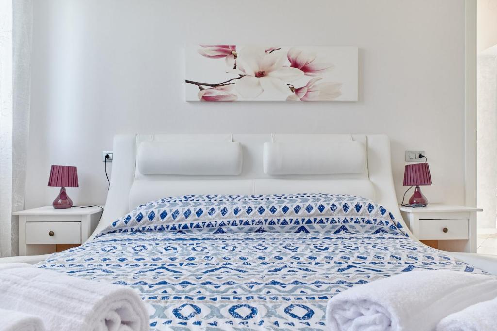 A bed or beds in a room at App. Mimosa Minerva Holiday Home