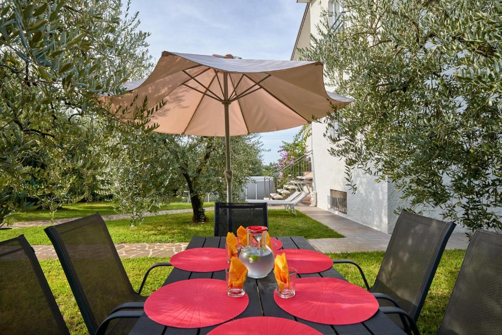 A garden outside App. Mimosa Minerva Holiday Home