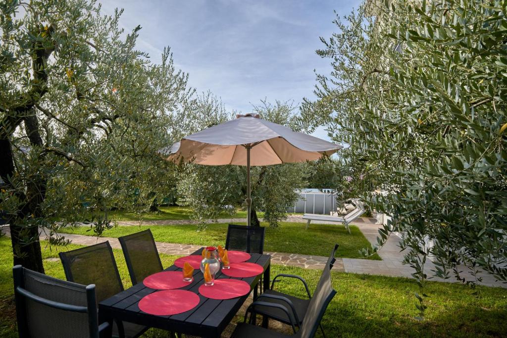 A garden outside App. Mimosa Minerva Holiday Home