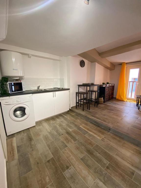 a kitchen with a washing machine in a room at Coquet Studio Cœur de Grasse in Grasse