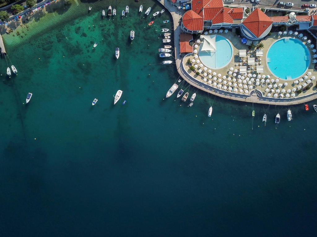 una vista aérea de un puerto con barcos en el agua en Hotel Katarina, en Selce