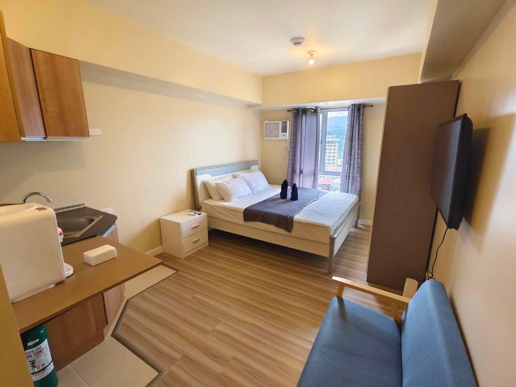 Cette petite chambre comprend un lit et une télévision. dans l'établissement Cebu Avida Riala T4 2320 IT Park, à Cebu