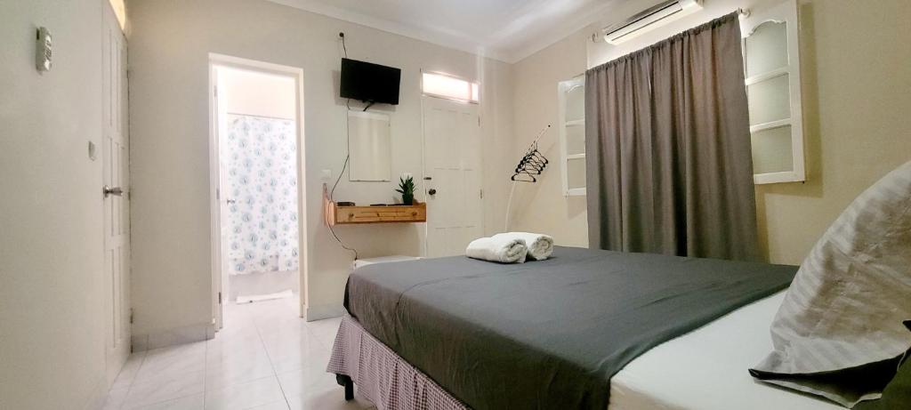 - une chambre avec un lit et une serviette dans l'établissement OpenSky, à São Filipe