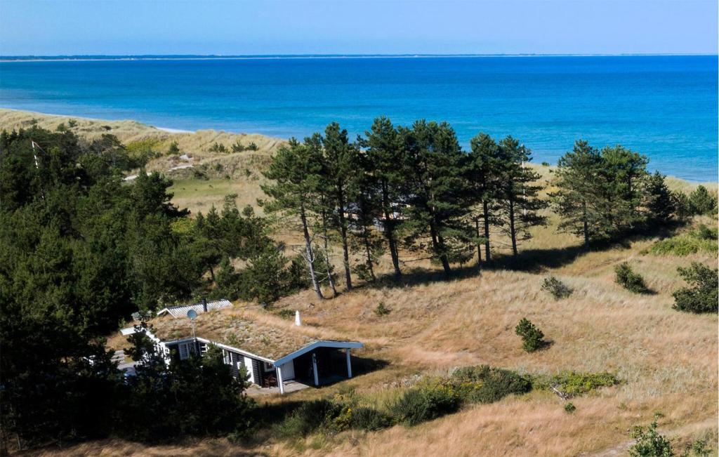 une maison sur une colline avec l'océan en arrière-plan dans l'établissement Awesome Home In Jerup With Wifi, à Jerup