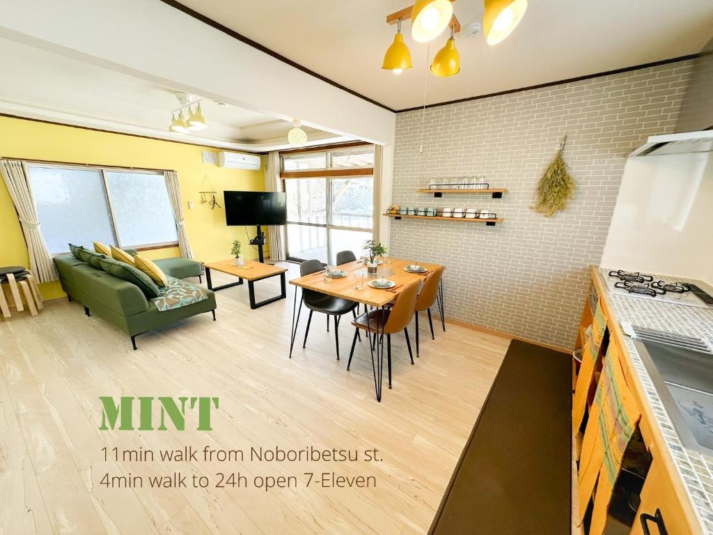 uma cozinha e uma sala de estar com uma mesa em Mint / 11min walk to Noboribetsu st em Noboribetsu