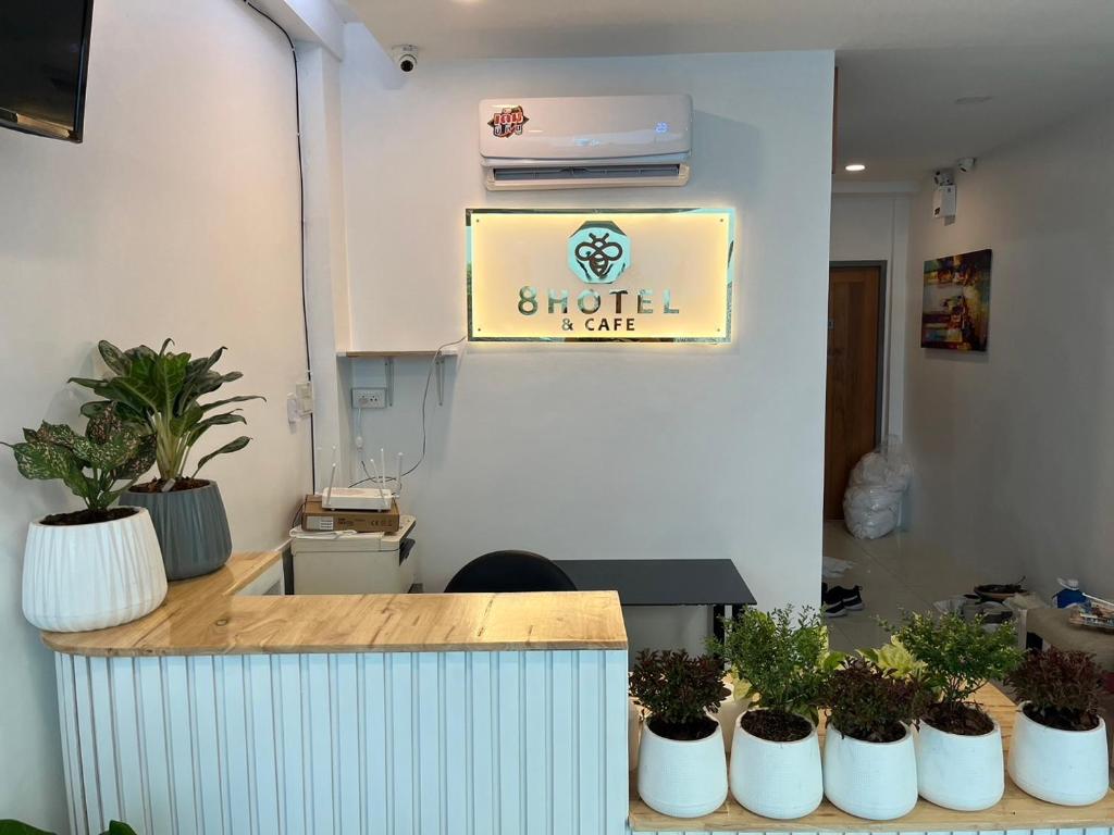 バンコクにある8 Hotel & cafeの鉢植えの店