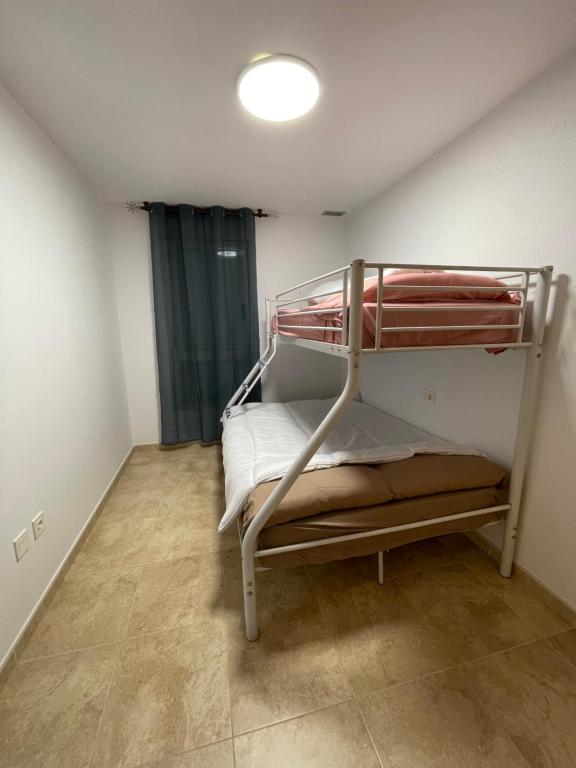 Castellon Almazora emeletes ágyai egy szobában