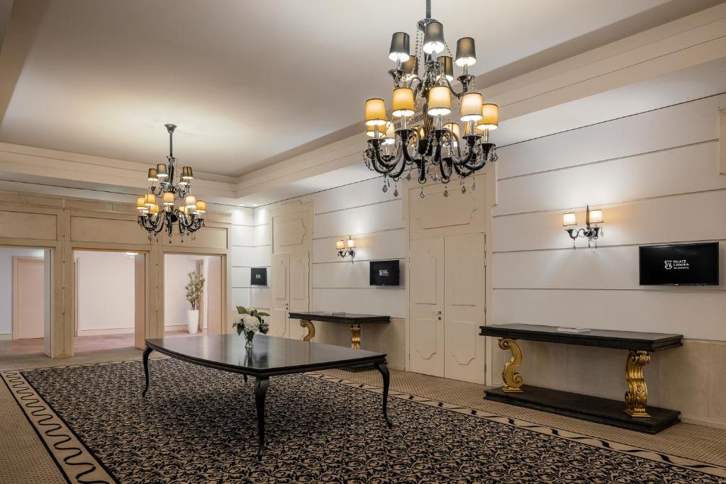 A television and/or entertainment centre at Palace Catania | UNA Esperienze