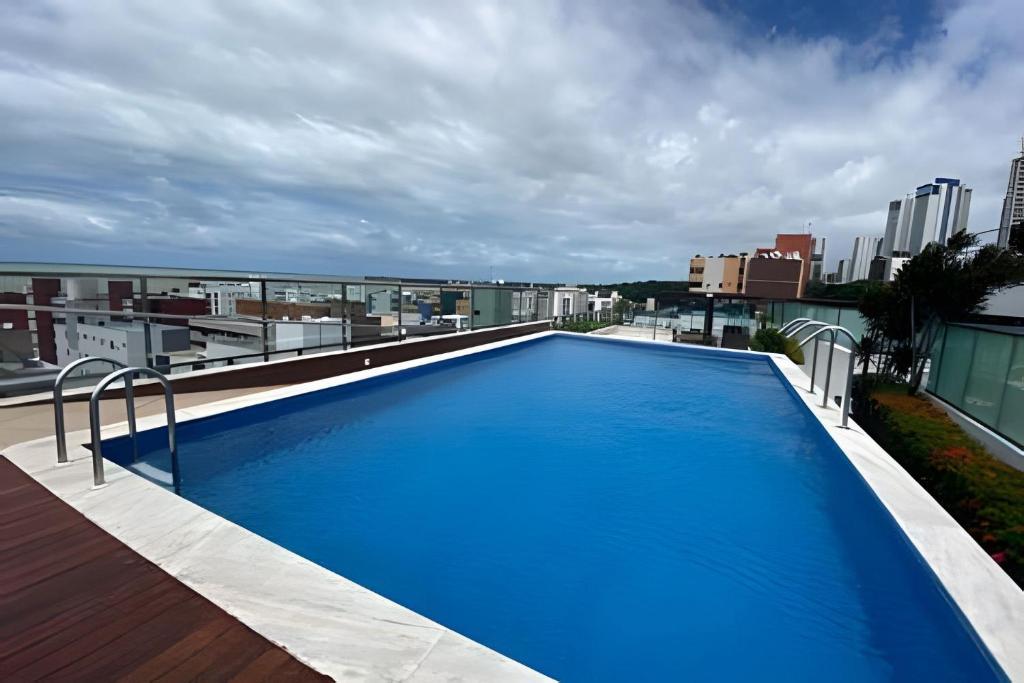 uma grande piscina azul no telhado de um edifício em Atlantis Cabo Branco by Allmare Apartamentos em João Pessoa