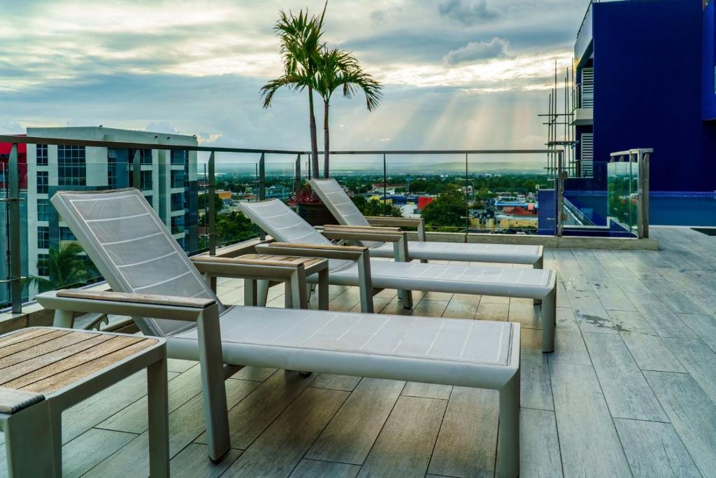 Un grupo de sillas colocadas encima de un tejado. en 20South Lux Apartments 1BR, en Kingston