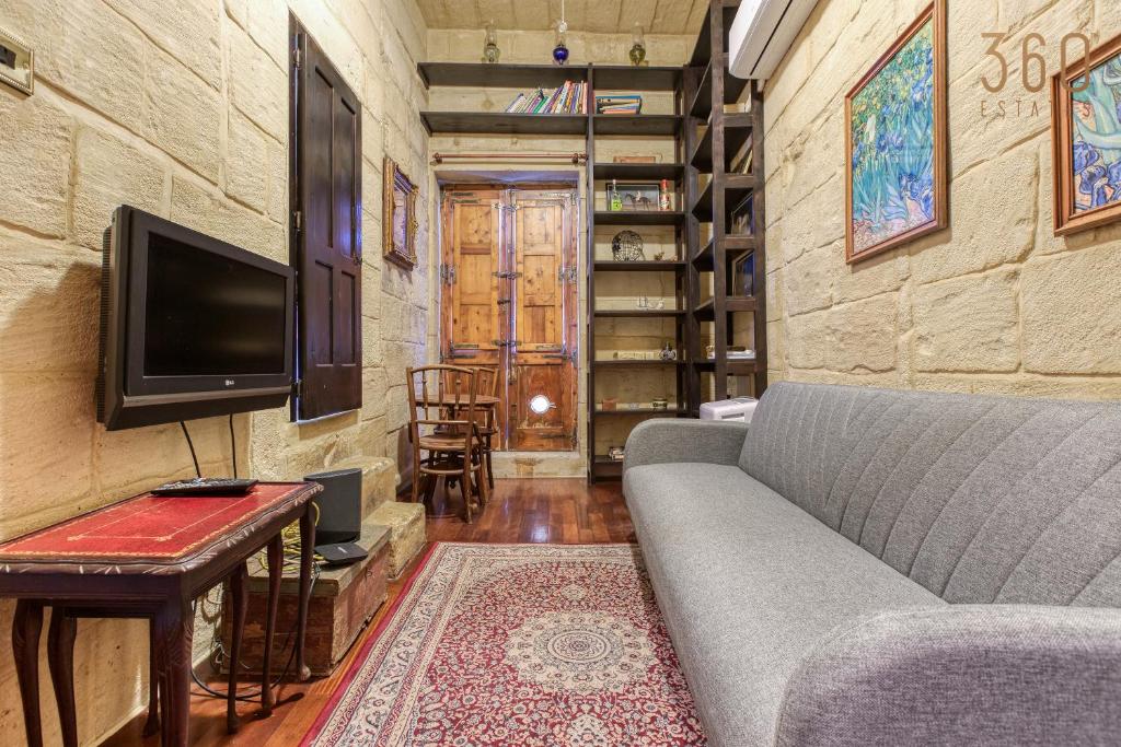 ビルグにあるCharming home with Stunning City Views in Birgu by 360 Estatesのリビングルーム(ソファ、テレビ付)