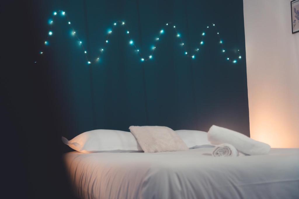 - une chambre dotée d'un lit avec un mur bleu étoilé dans l'établissement Logement calme, proche Plumereau, à Tours