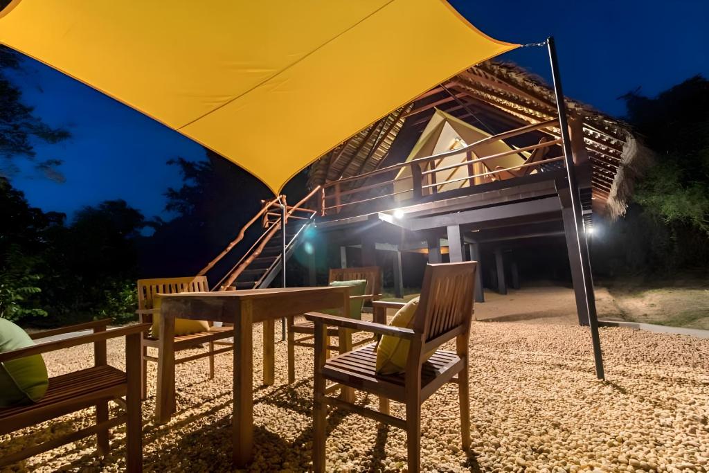 Patio nebo venkovní prostory v ubytování Glamping Wilpattu by Thamaravila