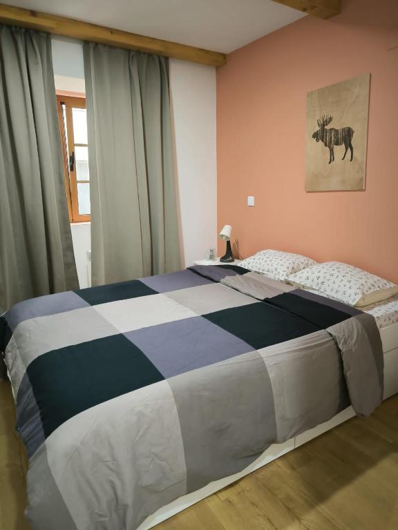 um quarto com uma cama com um cobertor xadrez em Coimbra downtown studio em Coimbra