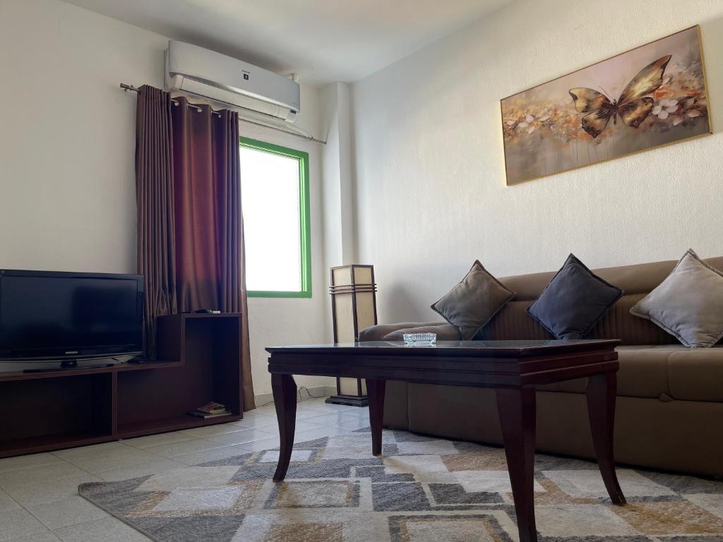 Apartment in the City Center Neama Bay and free Wi-Fi في شرم الشيخ: غرفة معيشة مع أريكة وطاولة قهوة