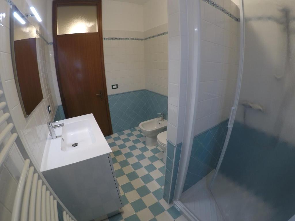 A bathroom at Residence Beatrice - Agenzia Cocal