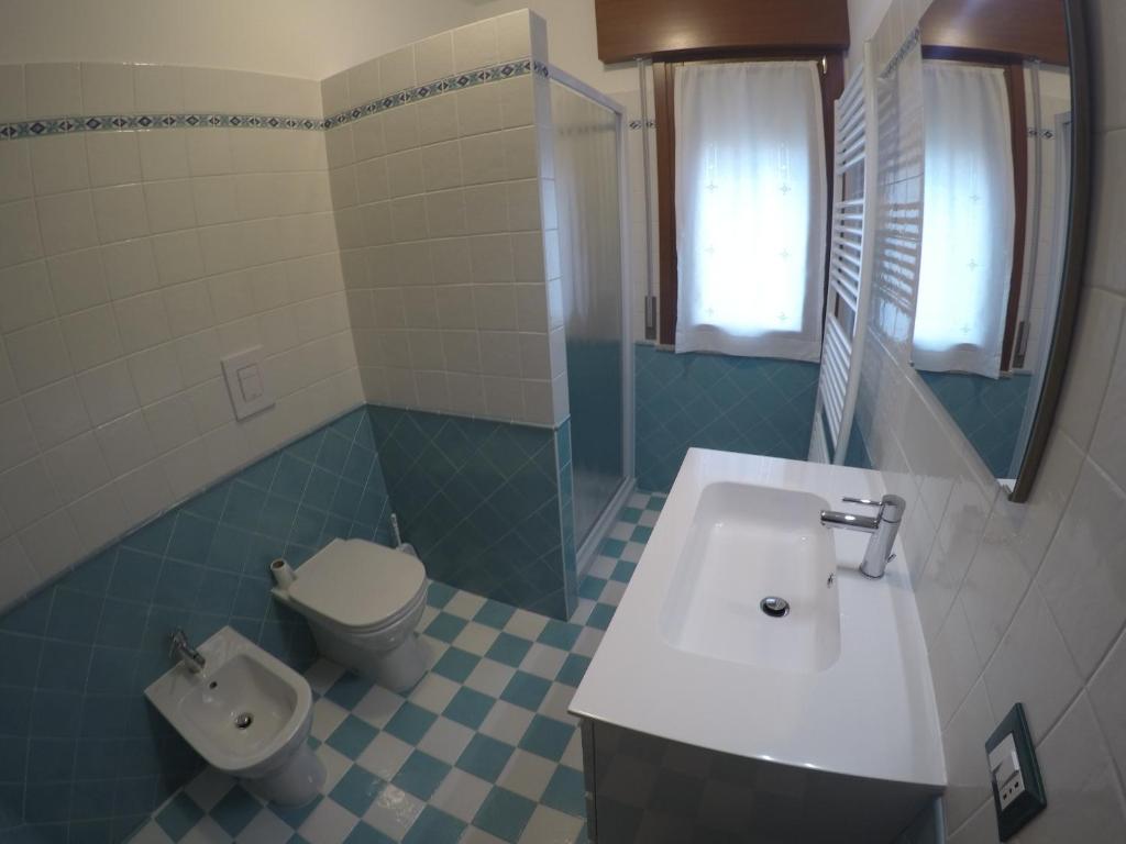 A bathroom at Residence Beatrice - Agenzia Cocal