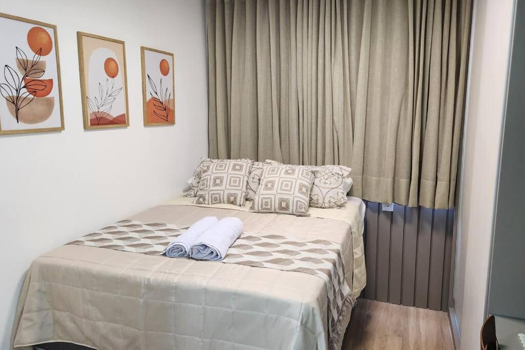 1 dormitorio con 1 cama con 2 toallas en Studio Espetacular à Beira Mar na Pituba, en Salvador